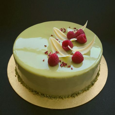 Mirror Glazed Cheesecake, Matcha Raspberry Cake, Mousse Cake Mirror Glaze, Mousse Cake Decoration Ideas, Matcha Cake Decoration, Mirror Glazed Cakes, Glaze Cake Decoration, Mirror Glaze Cake Decoration, Matcha Mousse Cake