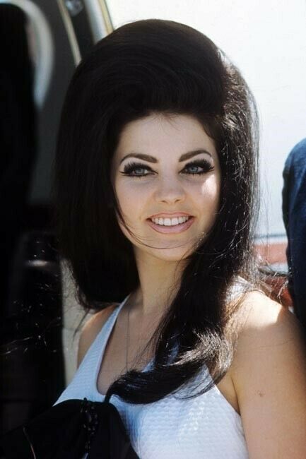 Priscilla Presley Hair, Priscilla Presley Style, Young Priscilla Presley, Elvis Presley Priscilla, 1960s Hair, Elvis And Priscilla, Priscilla Presley, Vintage Makeup, Christian Bale