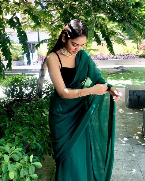 Easy peasy saree’s are simple and breezy. Enjoyed wearing it for the first time💯✨ . . . . . . . . . . . . . . #saree #green #black… Simple Green Saree, Fareweel Saree Idea, Green Saree Poses, Green Saree For Farewell, Green Saree Outfit, Farewell Saare Aesthetic, Dark Colour Saree For Farewell, Black Saree Farewell, Black And Green Saree