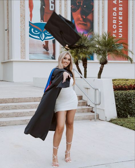 Graduation Photoshoot Ideas, Nursing School Graduation Pictures, Senior Pictures Dresses, Graduation Inspiration, Grad Poses, Nursing Graduation Pictures, Grad Shoot, College Graduation Pictures Poses, College Graduation Photoshoot