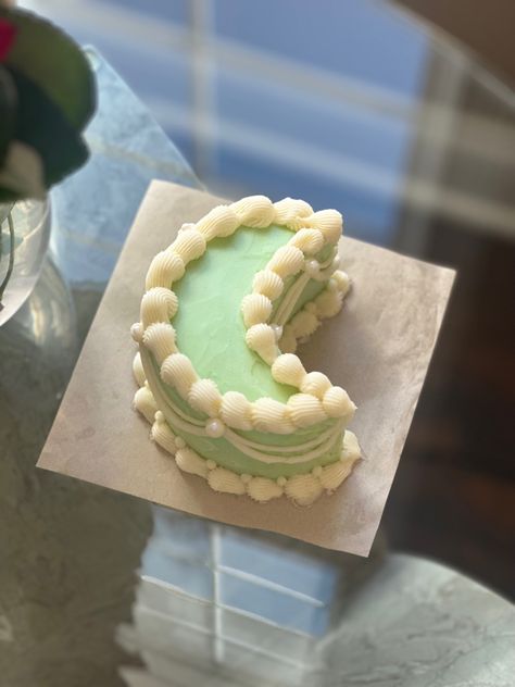 Green Vintage Cake, Crescent Moon Cake, Cake Dessert Ideas, Cake Pistachio, Lunchbox Cake, Mint Sage Green, Cake Spring, Cake Easter, Cake Cute