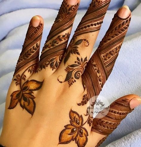 Latest Finger Mehndi Designs, Finger Mehendi, Kashee's Mehndi Designs, Finger Mehndi, Short Mehndi Design, Khafif Mehndi Design, Finger Design, Legs Mehndi Design, Rose Mehndi Designs