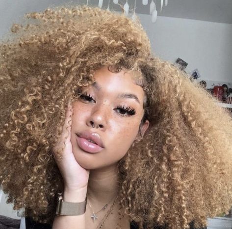 Dyed Natural Hair Curly, Dyed Curly Hair Blonde, Honey Blonde Curly Hair Black Women, Afro Hair Color Ideas, Light Brown Curly Hair Black Women, Curly Blonde Hair Black Women, Blonde Curly Hair Black Women, Honey Blonde Afro, Honey Blonde Curly Hair