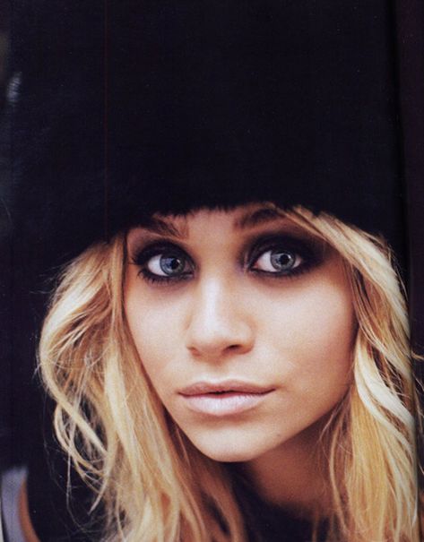 Beauty close up of Ashley Olsen with a black fur hat and smokey-eye look. #style #fashion #olsentwins #hairinspiration #makeup Bigger Eyes, Drag Make-up, Mary Kate Ashley, Nude Lips, Smoky Eyes, Ashley Olsen, Nude Lip, Mary Kate, Natural Lips