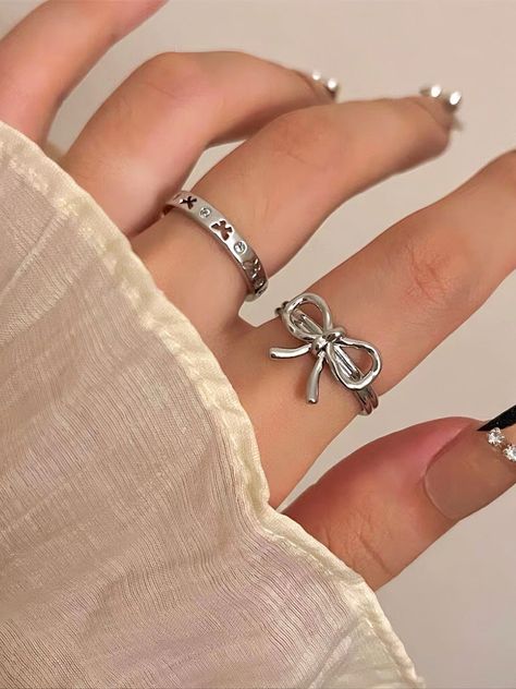 𝔇𝔢𝔱𝔞𝔦𝔩𝔰 Style: Y2k, Coquette, Kawaii Materials: Metal Quantity: 2 pcs(set) Elevate your style with our Coquette Basic Ribbon Rings Set - an embodiment of simple yet classic beauty. Whether it's a casual day out or a special occasion, these cute ribbon rings effortlessly enhance your look with their delicate design. Enjoy free shipping with a purchase of over 80$