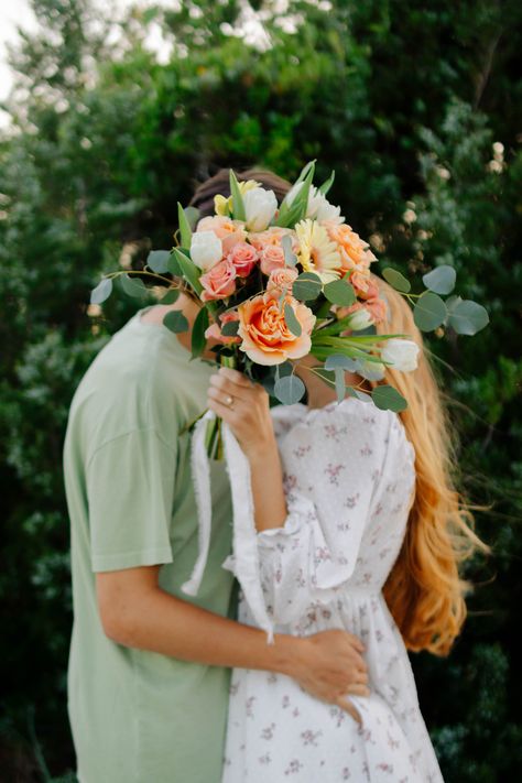 Couple Photo With Flower, Couple Floral Photoshoot, Engagement Pictures With Flower Bouquet, Engagement Pictures With Flowers, Couple Photos With Flower Bouquet, Flowers Engagement Photos, Engagement Photos Flowers Bouquets, Engagement Photo Bouquet, Couple Poses With Flowers Bouquets