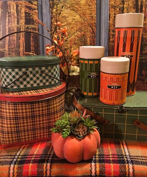 Vintage Thermos Decor, Coastal Thanksgiving, Fall Outings, Vintage Fall Decor, Vintage Picnic Basket, Basement Layout, Fall Vignettes, Picnic Decorations, Vintage Thermos