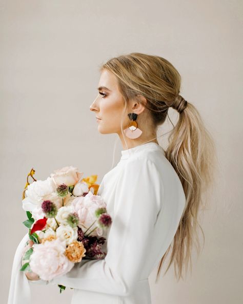 Windblown Ponytail Modern Wedding Hairstyles, Ponytail Inspiration, Low Bun Wedding Hair, Bridal Ponytail, Wedding Ponytail, Loose Ponytail, Contemporary Bride, Wedding Hairstyles Bride, Simple Wedding Hairstyles