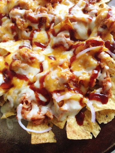 My family loves nachos.  And bbq chicken.  And cheese. So I knew this recipe would be a hit. The fact that it only takes 15 minutes is a huge bonus. That worked out really well the night I made them.  Due to a flat tire on one of the cars, we ended up eating [...] Bbq Chicken Nachos, Nachos Recipe Easy, Leftover Rotisserie, Chicken And Cheese, Chicken Nachos, 15 Minute Meals, Nachos Recipe, Rotisserie Chicken Recipes, Mexican Chicken