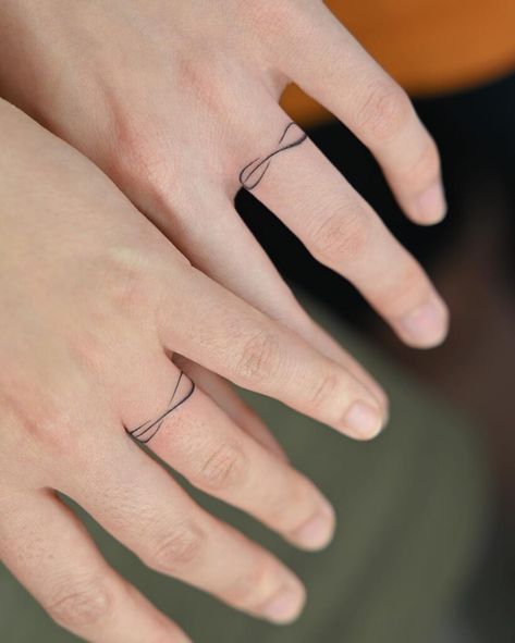 From Dainty To Daring: 21 Cute Finger Tattoo Ideas To Try Infinity Ring Tattoo, Ring Tattoo Designs, Wedding Band Tattoo, Cute Finger Tattoos, Tiny Heart Tattoos, Band Tattoos, Wedding Ring Tattoo, Tattoo Wedding Rings, Ring Finger Tattoos