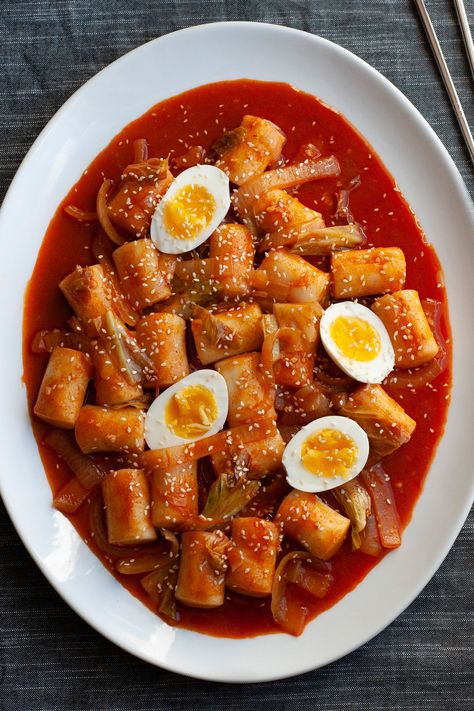 Tteokbokki (Spicy Korean Rice Cakes) Recipe Sliced Rice Cake Recipe, Recipes With Korean Rice Cakes, Korean Rice Cakes, Korean Rice Cake, Rice Cake Recipes, Gochujang Sauce, Korean Rice, Cheesy Chicken Broccoli, Spicy Rice