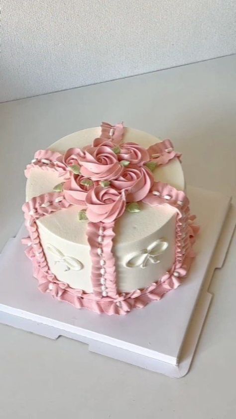 Simple Elegant Cakes, Round Birthday Cakes, Sheet Cake Designs, Birthday Sheet Cakes, Rosette Cake, Buttercream Cake Decorating, Cupcake Cake Designs, Simple Cake Designs, Mothers Day Cake