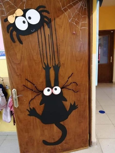 Halloween Cat Craft, Halloween Vintage Decorations, Deco Porte Halloween, Porta Halloween, Veselý Halloween, Halloween Classroom Door, Halloween Classroom Decorations, Casa Halloween, Homemade Halloween Decorations