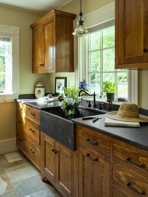 Dapur Rustic, Rustic Farmhouse Kitchen Cabinets, Rustic Kitchens, Farmhouse Light, Cabinets Painted, Kitchen Ikea, Cottage Style Kitchen, Rustic Kitchen Cabinets, Ideal Kitchen