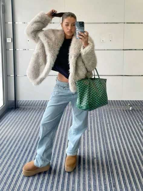 Winter Outfits With Fur Coat, Winter Outfit Uggs, Platform Uggs Outfit Winter, Outfits With Fur Coat, Zara Fur Coat Outfit, January 2024 Fashion, Winter Outfits Fur Coat, Outfit With Fur Coat, Fur Jacket Outfit Aesthetic