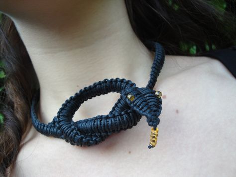 Snake. Super... Macrame Inspiration, Macrame Jewellery, Macrame Necklaces, Macrame Tutorial, Macrame Art, Macrame Necklace, Crochet Crafts, Paracord, Rope Bracelet