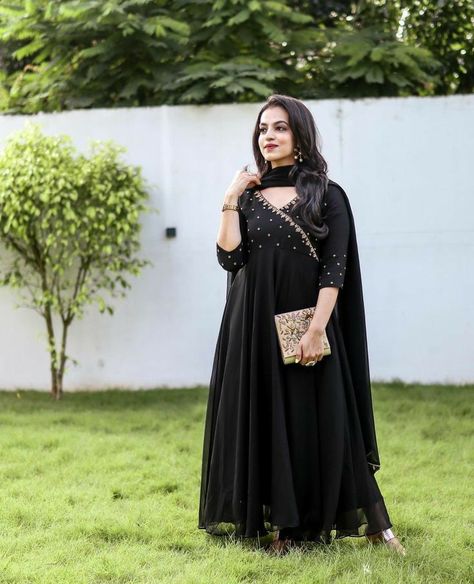 Anarkali Dress Party Wear, Maxi Dresses For Girls, Black Anarkali Dress, Black Maxi Dresses, Churidar Neck, Winter Wedding Outfits, Ikkat Dresses, Churidar Designs, Anarkali Dress Pattern