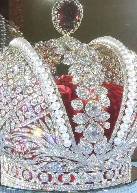 Imperial Crown of Russia | File:Imperial Crown of Russia (copy by Smolensk Diamonds company, 2012 ... Royal Crown Jewels, Imperial Crown, Royal Crowns, Royal Tiaras, Imperial Russia, Royal Jewels, Rare Gems, Royal Jewelry, Crown Royal