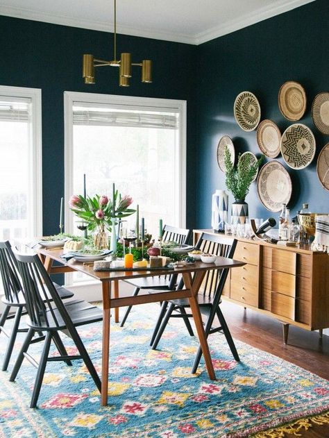 7 Beautiful Bohemian Dining Rooms We Love via MyDomaine | InteriorCrowd http://www.interiorcrowd.com Dining Room Navy, Mid Century Dining Room, Koti Diy, Bohemian Dining Room, Boho Dining Room, Dining Room Blue, Small Kitchens, 아파트 인테리어, Hus Inspiration