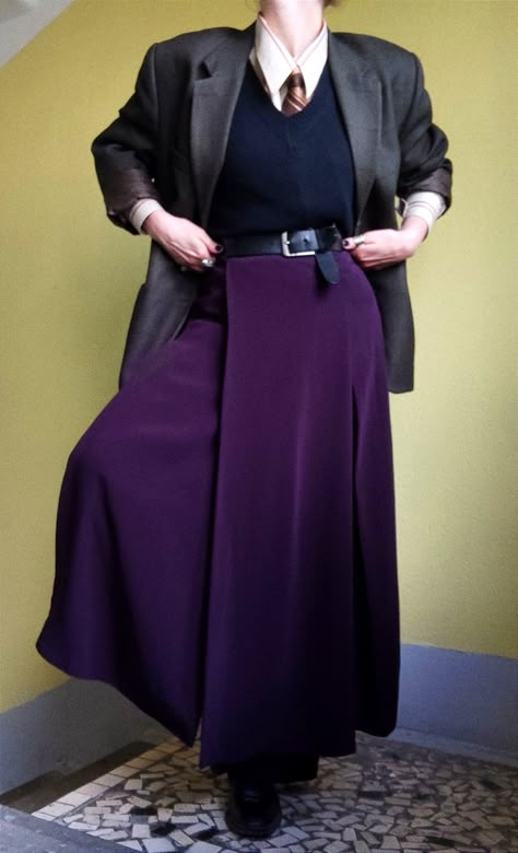 Wizard Outfit Inspiration, Vintage Purple Outfit, Casual Wizard Outfit, Purple Dark Academia Outfit, Modern Wizard Fashion, Wizardcore Fashion, Witchy Librarian, Librarian Aesthetic Outfit, Art Teacher Outfit