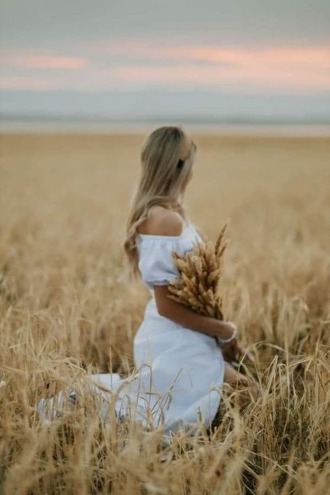 Wheat Field Photos, Photoshoot Summer, Western Photography, Romantic Woman, Wheat Field, Portrait Pictures, Summer Photoshoot, Wheat Fields, Outdoor Photoshoot