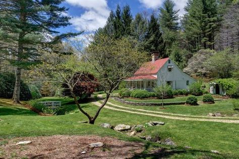 This North Carolina Farmhouse Is for Sale, and It's Perfect in Every Way South Carolina Farmhouse, Old Southern Farmhouse, Traditional Farmhouse Exterior, Carolina Farmhouse, Lanterns Chinese, Cheap Houses For Sale, Napa Style, Kitchen Island Lighting Modern, Southern Farmhouse