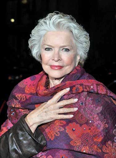 Ellen Burstyn - GORGEOUS! Senior Hairstyles, Bob Hairs, Ellen Burstyn, Gray Carpet, Grey Makeup, Shag Haircuts, Beautiful Gray Hair, Short Shag, Short Grey Hair