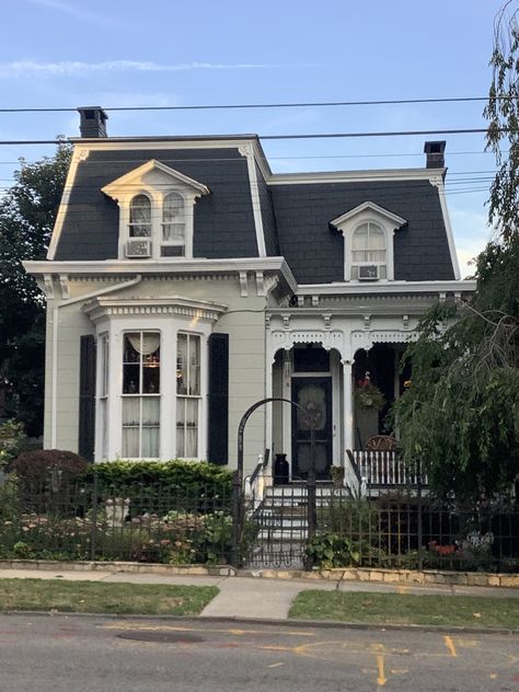 Early 1900s House Exteriors, Cute Vintage House Exterior, Small Victorian House Exterior, Old Houses Exterior, 1920s Home Exterior, Sims 4 Small Victorian House, Small House Ideas Exterior, Small Town House Aesthetic, Old Vintage House Exterior