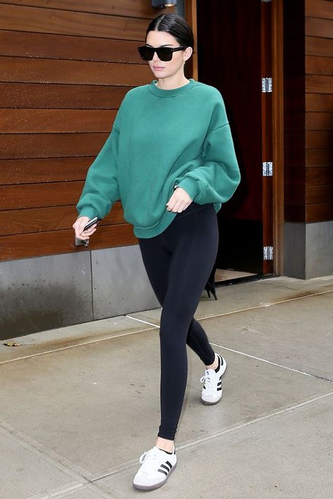 Kendall Jenner started wearing these black leggings years ago, and one editor has yet to find a pair that's more flattering. See and shop them here. Leggings Outfit Casual, How To Wear Sneakers, Look Legging, Cute Outfits With Leggings, Black Leggings Outfit, How To Wear Leggings, Fall Leggings, Party Kleidung, Kendall Jenner Outfits