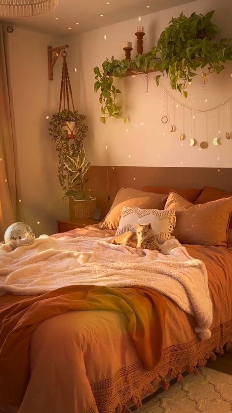 Boho Color Bedroom Ideas, Bedroom Boho Lighting, Room Decor Bedroom Orange, Orange Cozy Bedroom, Peachy Bedroom Ideas, Bedroom With Orange Walls, Room Inspo Terracotta, Master Bedrooms Maximalist, Mid Century Modern Bedroom Maximalist