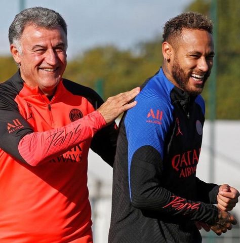 "Christophe Galtier works a lot on his offensive animation in training. The change of system is beneficial to MNM to allow them to be found higher up. • The stability of this new tactic depends a lot on Neymar, who should continue to be positioned as a number 10. He is also the player who has advanced the furthest with the ball in the Champions League this season (1,434 metres), as well as the one who has made the most forward progressions (82) of any team." (L'Équipe) Christophe Galtier, Number 10, Neymar Jr, The Change, Champions League, Neymar, Season 1, Train, Couple Photos