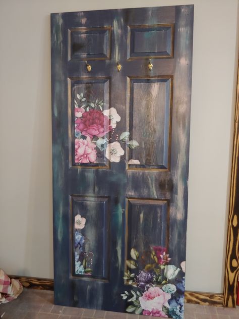 Unique Painted Doors Interior, Artistic Doors Painted, Decorated Interior Doors, Painted Door Flowers, Funky Door Painting, Unique Interior Door Painting Ideas, Murals On Doors, Wallpaper Doors Ideas, Painted Doors Aesthetic