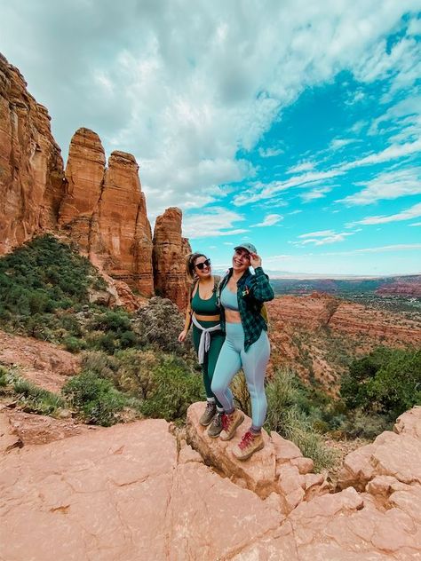 Beautiful Detour shares where to eat, sleep, hike, and play in Sedona in her latest travel guide. Read this before your next Sedona trip. Sedona November Outfits, Sedona Az Outfits, Sedona Hiking Outfit, Sedona Arizona Outfits, Sedona Travel Guide, Sedona Travel, November Outfits, Arizona Trip, Collage Project