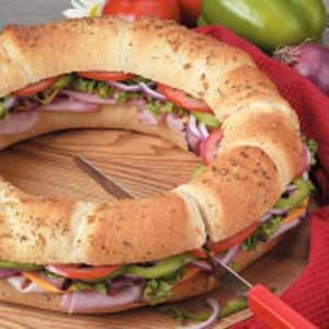 Savory Sandwich Ring Sandwich Ring, Sandwich Night, Pastrami Recipe, Cold Sandwich Recipes, Appetizer Sandwiches, Cold Sandwiches, Pampered Chef Recipes, Sub Sandwiches, Cheese Sandwiches