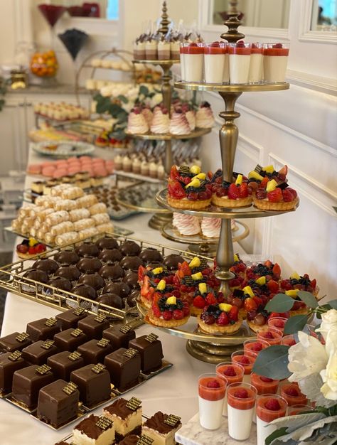 Desert Table Decoration Ideas Wedding, Wedding Sweets Table, Katering Pernikahan, Gastronomische Desserts, Party Dessert Table, Catering Ideas Food, Party Food Buffet, Sweets Table, Wedding Sweets