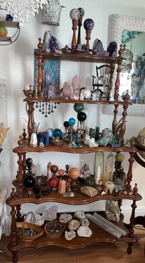 Witchy Shelf Ideas, Tarot Display Ideas, Crystal Book Shelf, Witchy Art Room, Modern Witch Bedroom, Witch House Aesthetic Interior, Altar Shelf Ideas, Whimsical Shelves, Witchy House Interiors