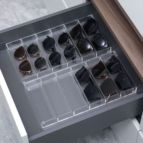 #organizationhacks #storage #homestorage #diystorage Sunglasses Drawer Organizer, Glasses Storage Ideas, Sunglass Storage Ideas, Sunglasses Storage Ideas, Makeup Table Inspiration, Sunglasses Organization, Retail Display Case, Sunglass Storage, Eyeglass Storage