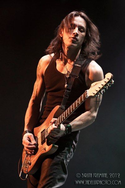 Nuno Bettencourt Metal Guitarist, Guitar Legends, Musical Hair, Nuno Bettencourt, Rock Guitarist, Guitar Pics, Music Station, Guitar Hero, Guitar Player