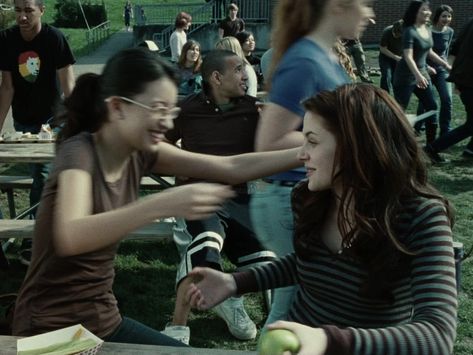 angela weber and bella swan #twilight Angela Twilight, Angela Weber, Twilight Screencaps, Bella Swan Twilight, Twilight Core, Twilight Fanfiction, Twilight Dr, Christian Serratos, The Cullen