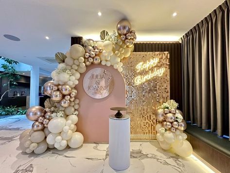 Gold Party Themes, 70th Bday Party Ideas For Mom, Birthday Stage Decoration Ideas, Birthday Aesthetic Decoration, 18th Decorations, Birthday Decoration Aesthetic, Aesthetic Birthday Decor, 18th Birthday Decor, Vintage Birthday Decorations