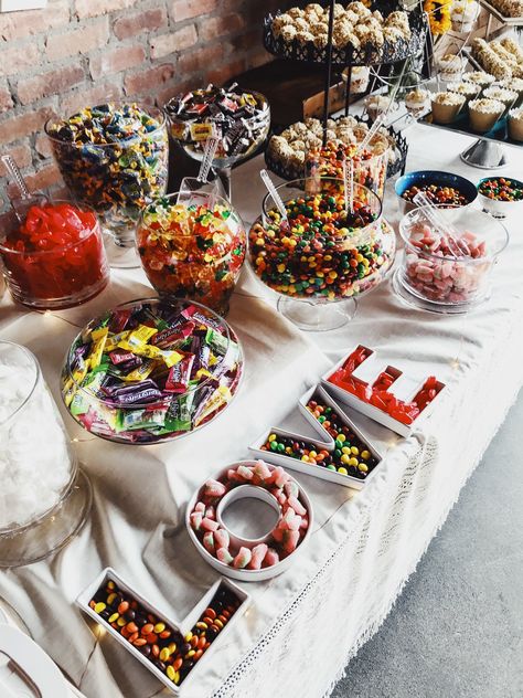 Diy Donut Wall, Diy Dessert Table, Wedding Candy Table, Sweet Table Wedding, Diy Donut, Fest Mad, Bar A Bonbon, Diy Donuts, Candy Bar Wedding