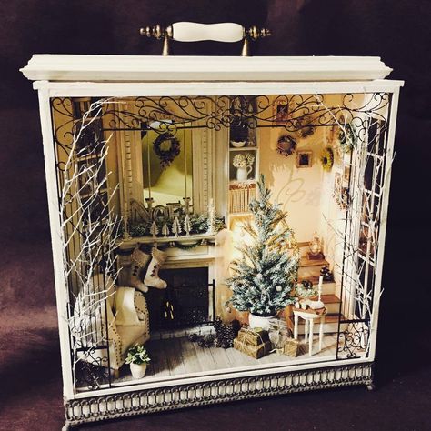 Little Christmas scene From Meru’s Studio (mikiyo_hosoe) on Instagram Unique Terrarium Containers, Christmas Miniatures Diy, Shadow Box Decor, Miniature Lantern, Nativity Display, Shadow Box Ideas, Christmas Miniatures, Christmas Diorama, Diy Jul