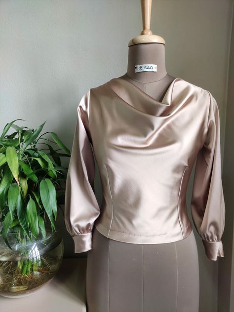 Satin Cowl Neck Top Outfit, Satin Top Outfit Classy, Cowl Neck Top Outfit, Kawr Design, Satin Top Outfit, Sleeve Inspiration, Sunday Top, Sunday Dresses, Simple Kurta