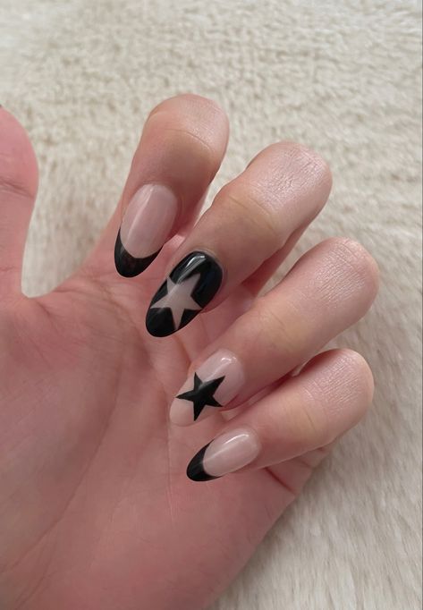 black star nail art inspo Aesthetic Star Nail Designs, Nails W Stars On Them, Black Star Nails Acrylic Y2k, Black Star Nails French Tips, Black Yk2 Nails, Star Nail Aesthetic, Aesthetic Nail Art Y2k, Nails With Stars On Them, Star Nails Inspiration