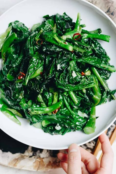 Chinese Broccoli Recipe, Garlic Greens, Broccoli With Garlic Sauce, Leafy Greens Recipes, Easy Vegetable Stir Fry, Asian Broccoli, Chinese Broccoli, Garlic Sauce Recipe, Paleo Side Dishes