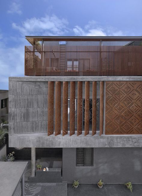 3 Vadodara homes dipped in subtle beauty and pared back aesthetics | Architectural Digest India Timber And Concrete Architecture, Facade Architecture Design Buildings, Facade Ideas Architecture, Concrete Architecture Facade, Concrete Elevation, Exposed Concrete Facade, Modern Elevation, Modern Residential Architecture, Eksterior Modern