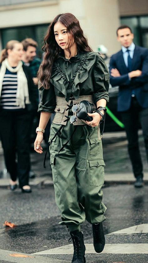 Adventure Woman, Hunger Games Outfits, Streetstyle Winter, Military Inspired Fashion, Street Style 2018, Knitwear Style, Corset Fashion, Army Fashion, Black Pants Casual