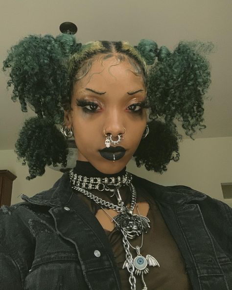 Dre🦇 on Twitter: "aries https://t.co/55y84fxEsi… " Afro Goth, Afro Punk Fashion, Mode Punk, Goth Hair, Smink Inspiration, Alternative Makeup, Afro Punk, Stil Inspiration, Estilo Punk