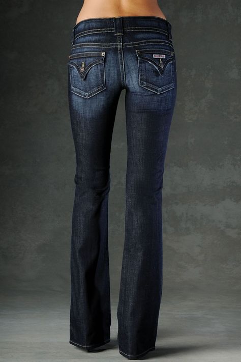 Boot cut is universally flattering and ALWAYS classic. Skinny jeans are NOT for everyone. Jeans Pocket, Look Jean, Hot Jeans, Best Jeans, Designer Jeans, Hudson Jeans, Look At You, Mode Outfits, Favorite Jeans