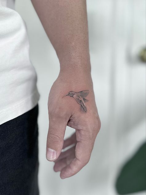 Fine line/ single needle tattoo 
Humming bird tattoo
Hand tattoo
Black and grey realism Humming Bird Hand Tattoo, Hummingbird Tattoo Men, Hummingbird Hand Tattoo, Hummingbird Tattoo For Men, Bird Hand Tattoo, Bird Tattoo Men, Thumb Tattoos, Hand Tattoos For Women, Hummingbird Tattoo